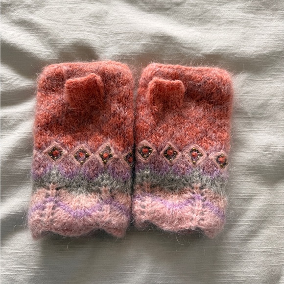 French Knot Hand-Knit Pink and Purple Fingerless Gloves - Picture 3 of 5